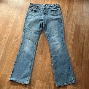 Levi’s women boot cut 515 jeans small rip on right ankle